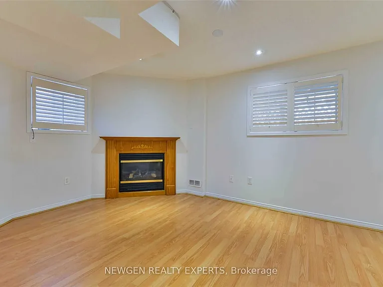 22 Rochefort Dr — Photo 32