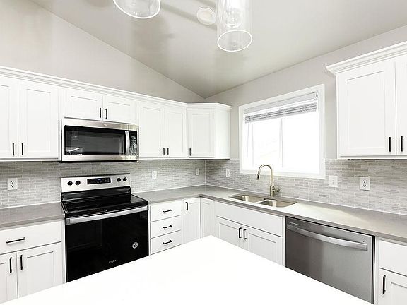 5th image of 2046 11th St W