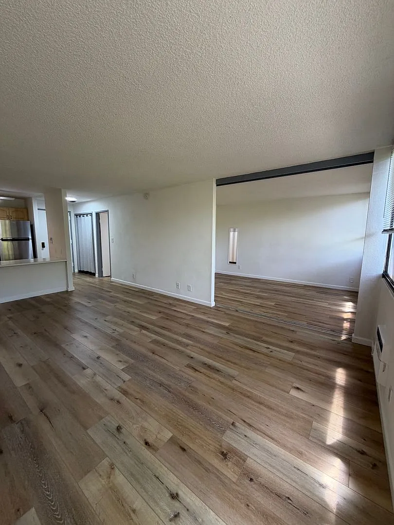 Newly Renovated! Spacious 1 Bed 1 Bath 1 Parking in Kukui Plaza! — Photo 4