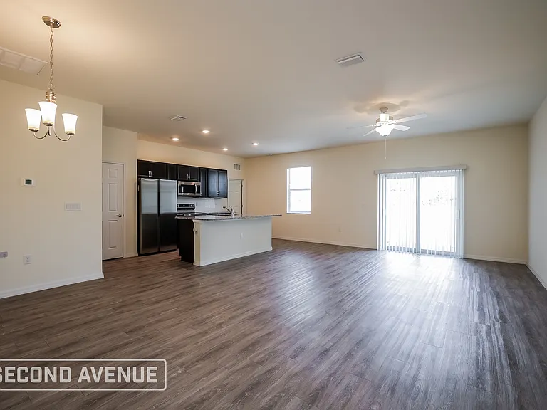 2721 NW 18th Pl — Photo 8