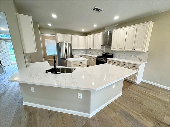 3rd image of 16519 Village View Trl