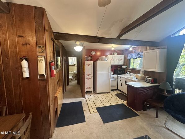 807 Lakeview Rd, Confluence, PA 15424