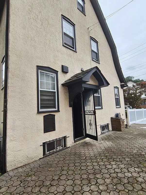 1 bed, 1.0 bath, 1900 sqft, $900 — Photo 1