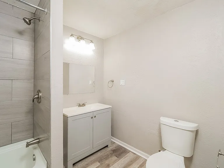 977685_024_main_bathroom_13310470.jpg
