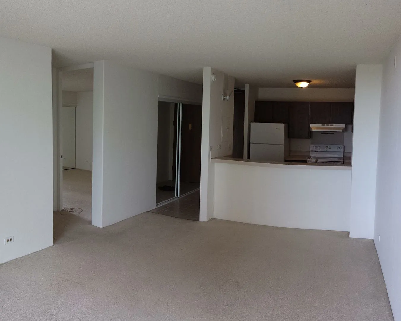 Pearlridge Pearl Two 2 Bedroom 1 Bedroom 1 Parking Condominium Overlooking the Coastline — Photo 2