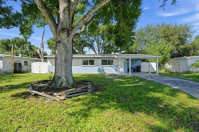3 bed, 2.0 bath, 947 sqft, $2,295 — Photo 2