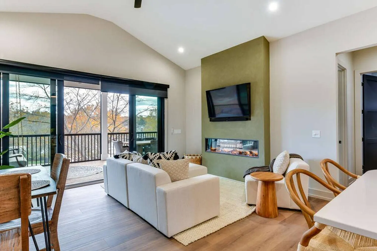 3 bed, 2.0 bath, 2195 sqft, $5,604 — Photo 2