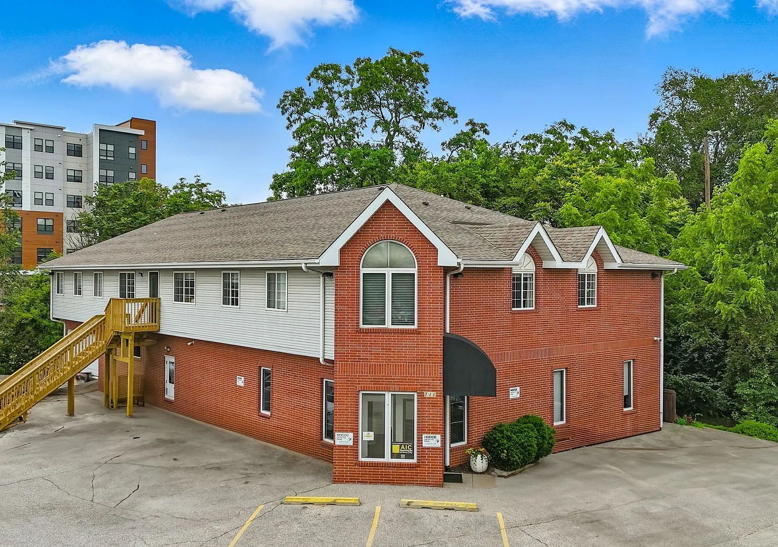 H711 - Hodge Apartments — Photo 1