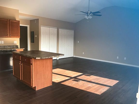 1 BED / 1 BATH UPSTAIRS / VAULTED CEILINGS