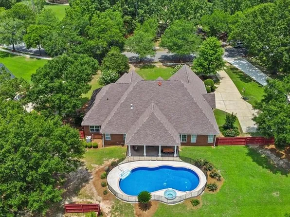 108 Haddington Park Ln, Dothan, AL 36305