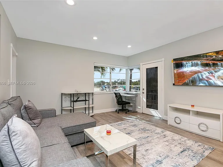 4201 Indian Creek Dr #6 — Photo 4