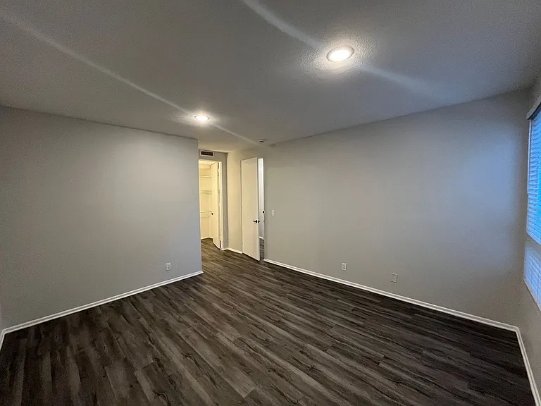1527 Veteran Ave — Photo 17