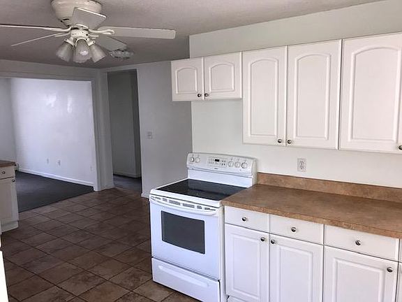 Dining table area in kitchen.