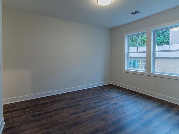 2nd image of 313 Woodland Pl