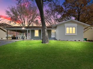 900 Parma Dr, Ballwin, MO 63021