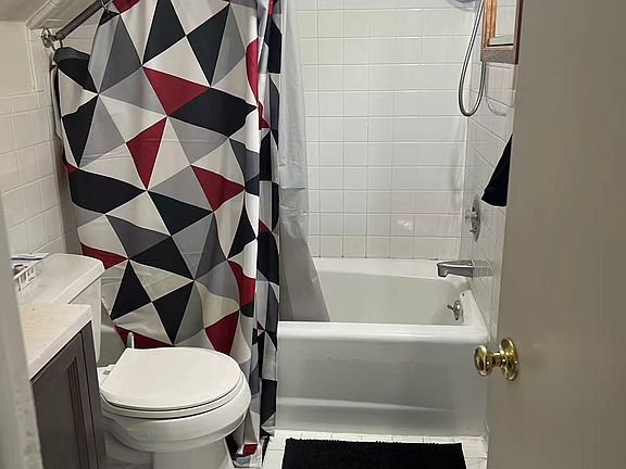 4th image of 302 Davis Ave #2