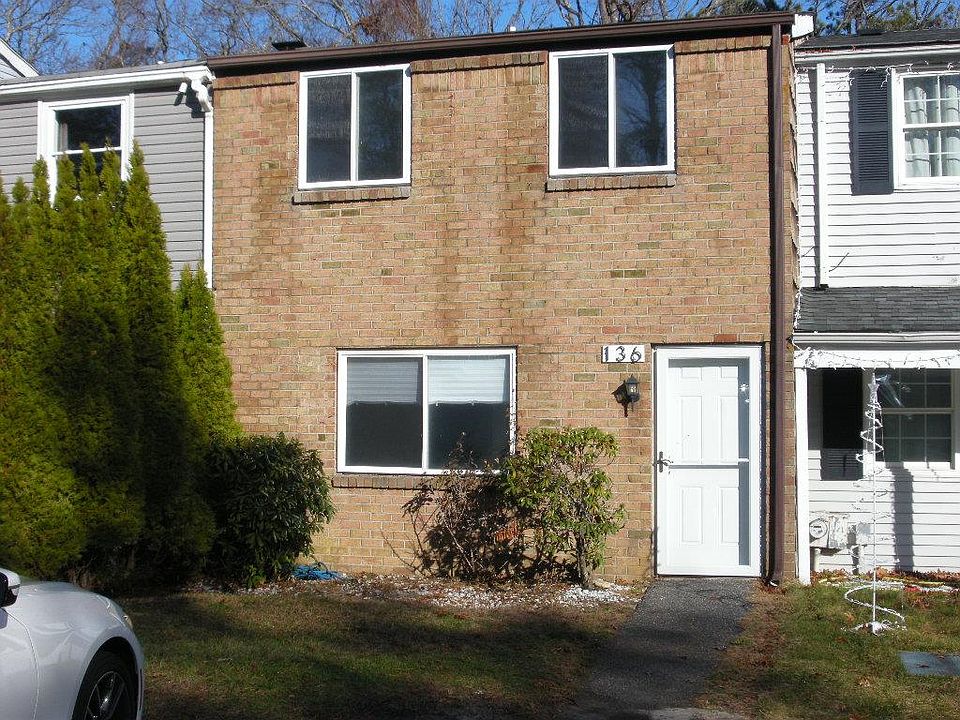 1st image of 136 Hill Cres #136