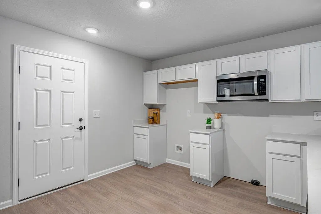 5460 Amazon — Photo 3