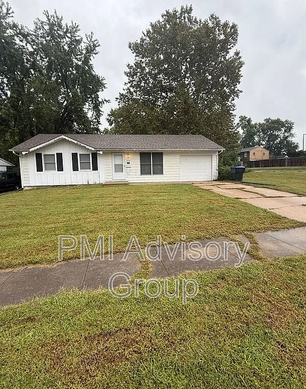 3 bed, 2.0 bath, 925 sqft, $1,275 — Photo 1