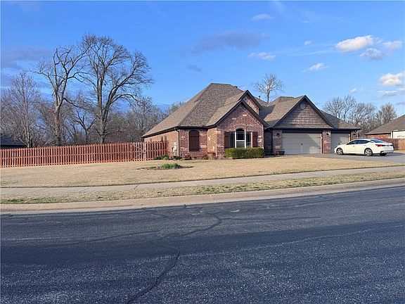 2nd image of 3601 NE Oaktrace Ave