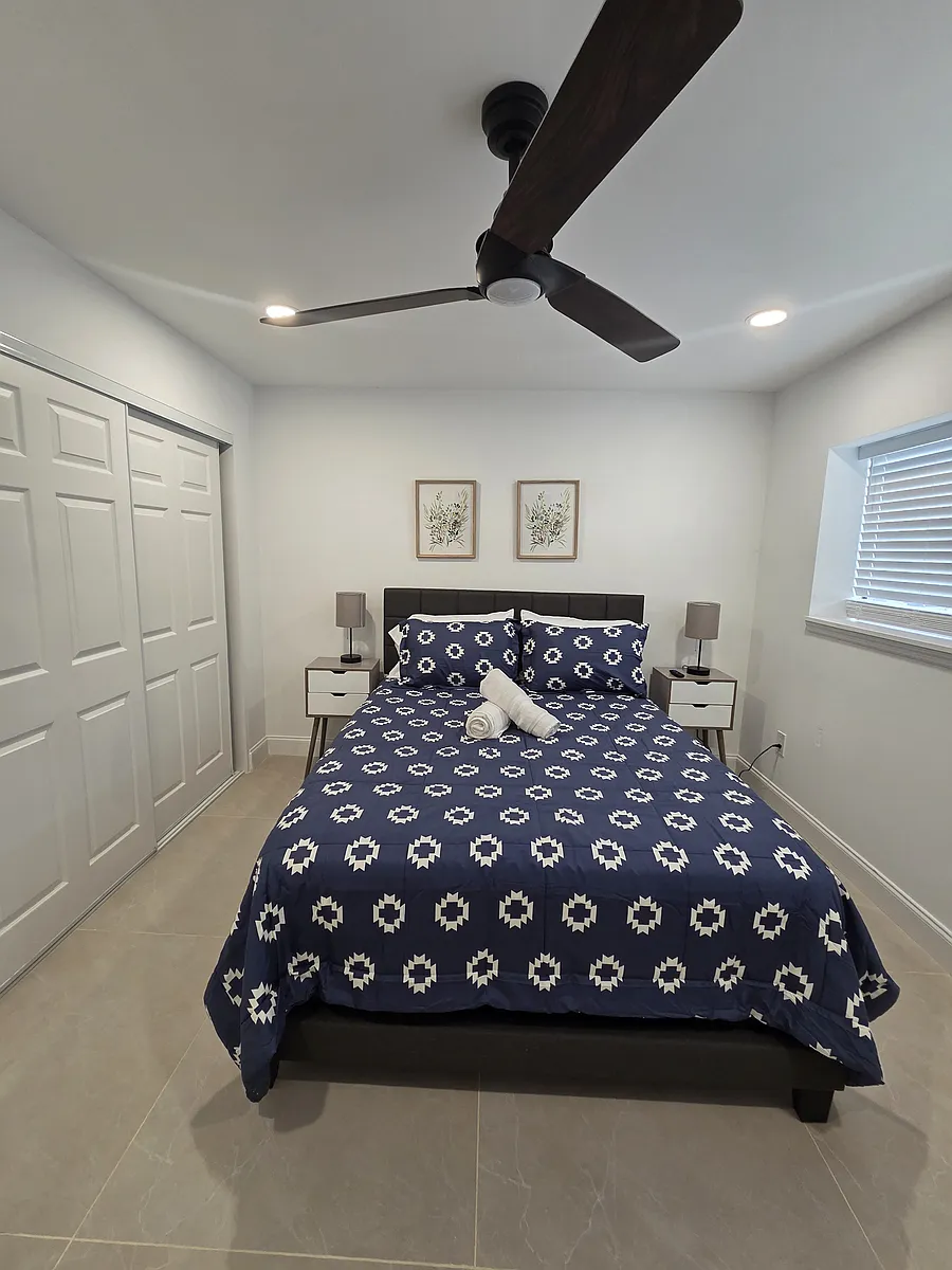 Comfortable bedroom with large closet, two nightstands, lamps & great lighting - 1912 Providence Rd #2