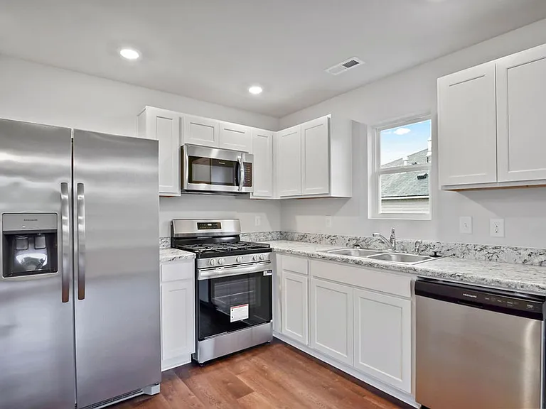 821 Ashford Dr — Photo 6