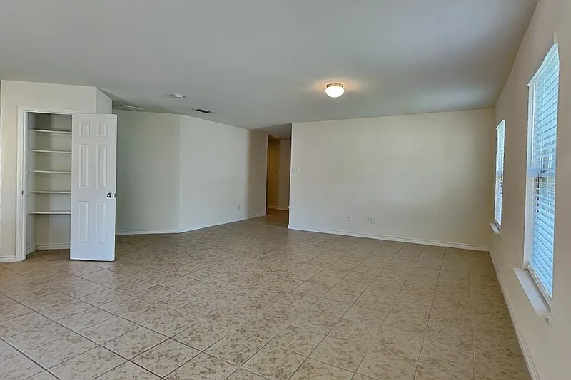 4 bed, 2.0 bath, 1772 sqft, $2,000 — Photo 3