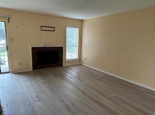 9350 Country Creek Dr APT 15, Houston, TX 77036