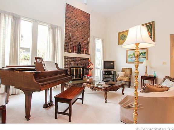 5th image of 8 Mulberry Ln #8