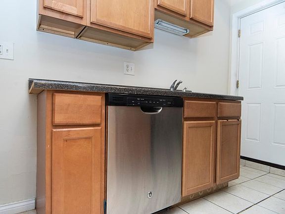 3rd image of 1253 W Henderson St #1253