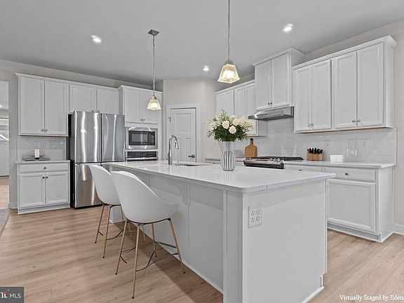 3rd image of 37471 Underwood Way