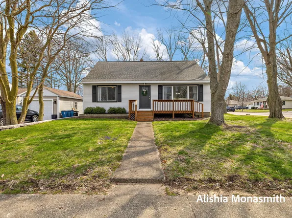 718 S Ferry St, Grand Haven, MI 49417