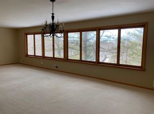 9 Sunset Ln, North Oaks, MN 55127