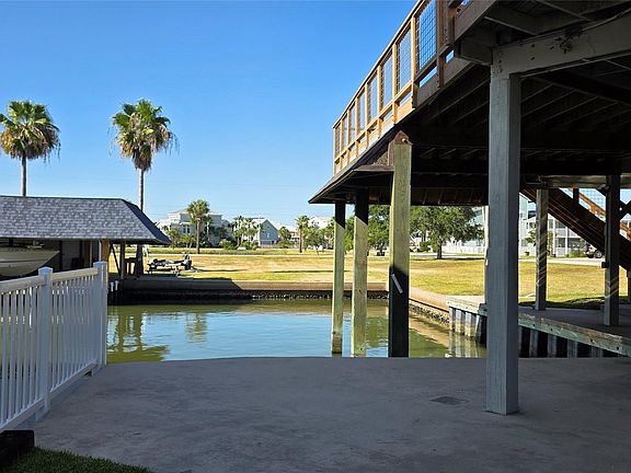 3rd image of 1702 E Castaway St