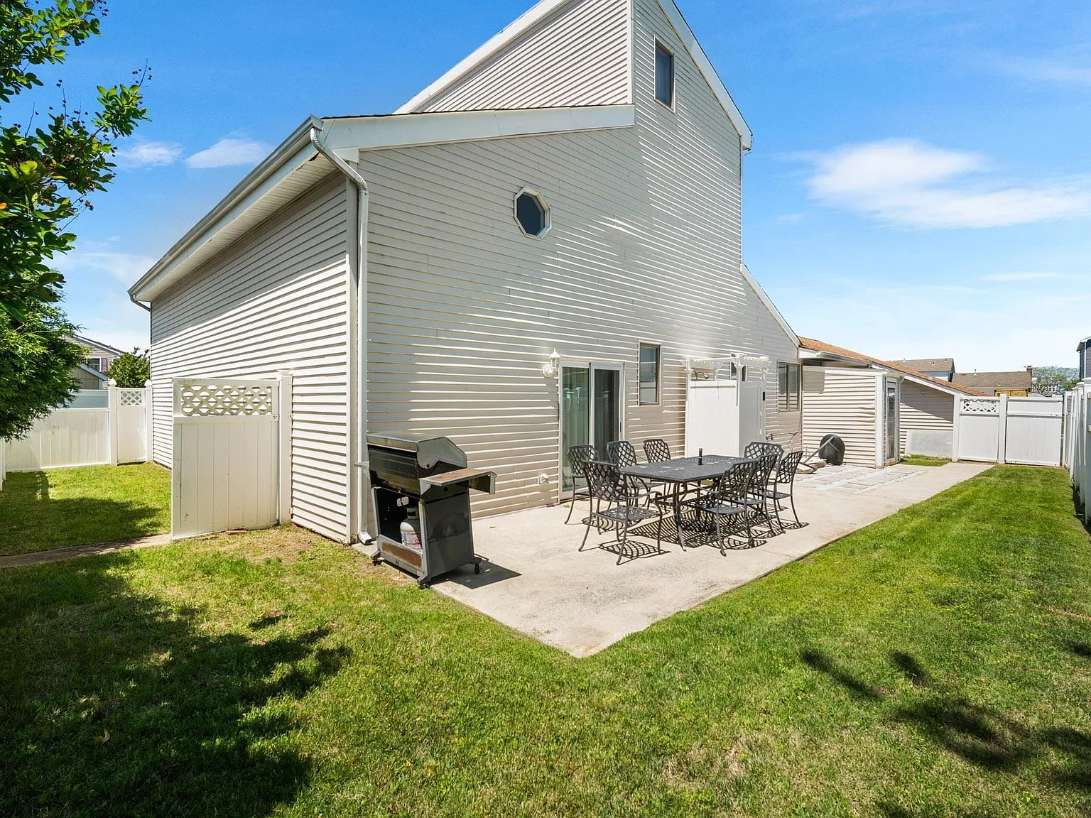 4 bed, 3.0 bath, $2,500 — Photo 2
