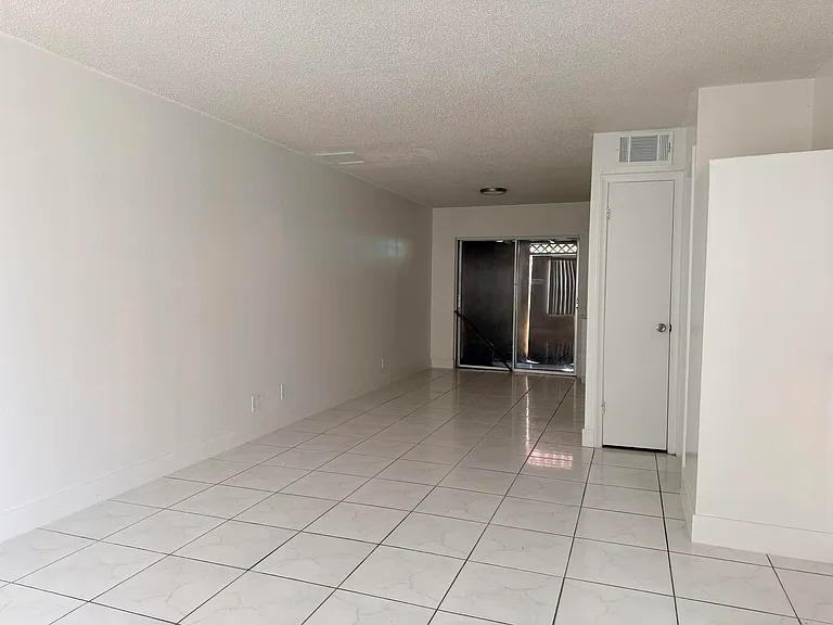 2552 NW 52nd Ave #B19 — Photo 7