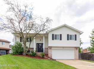 6670 Wheatfield St, Woodridge, IL
