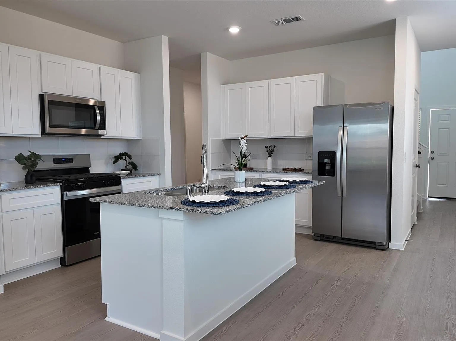 4 bed, 2.5 bath, 2218 sqft, $2,200 — Photo 3