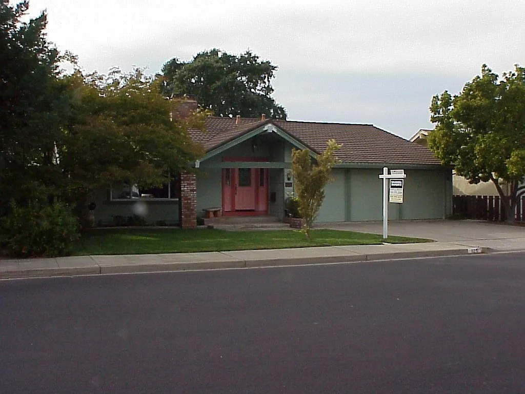 1125 Geneva St photo 1