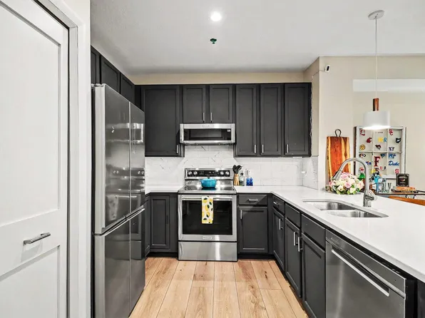 645 N 1st St APT 300, Minneapolis, MN 55401