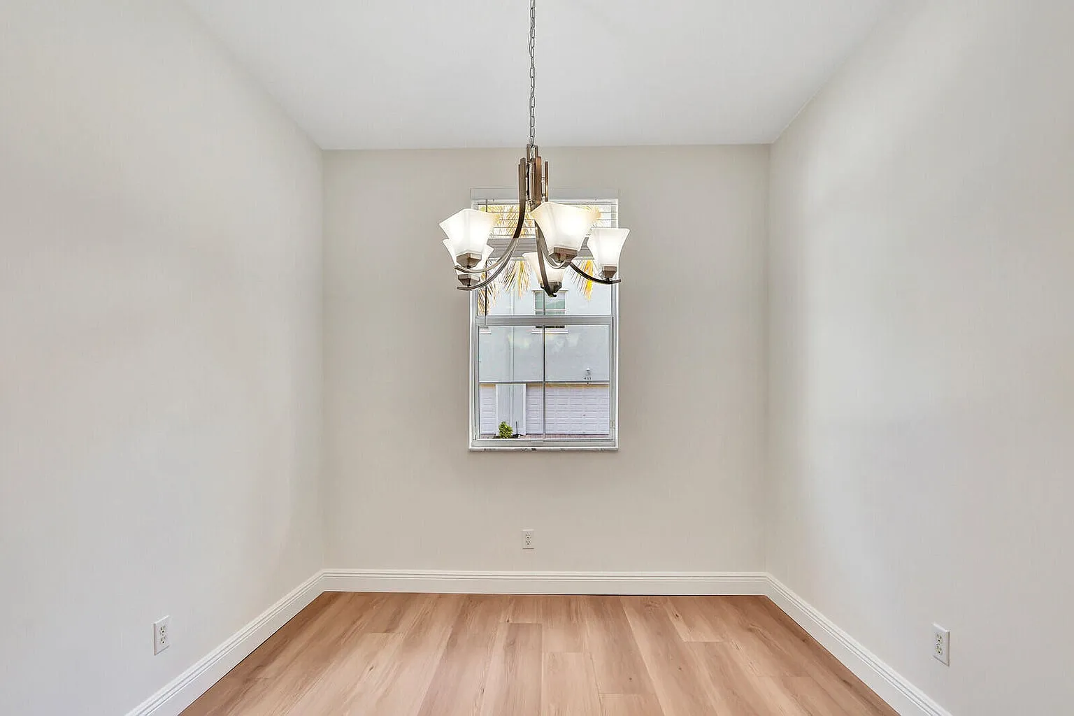 3 bed, 2.5 bath, 1290 sqft, $3,400 — Photo 2