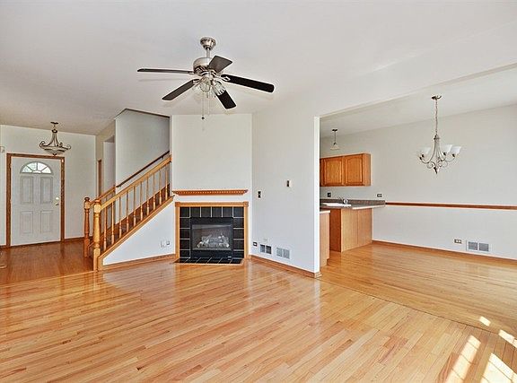 3rd image of 441 Coventry Cir