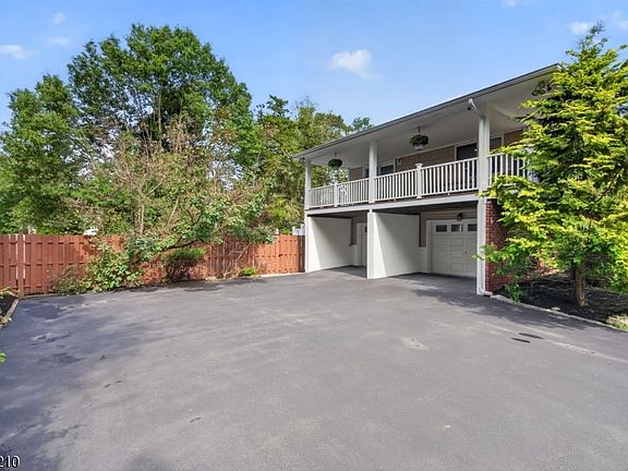 3rd image of 7 Crest Dr