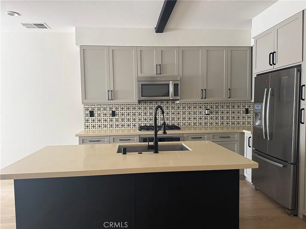 3 bed, 2.5 bath, 1410 sqft, $4,300 — Photo 4