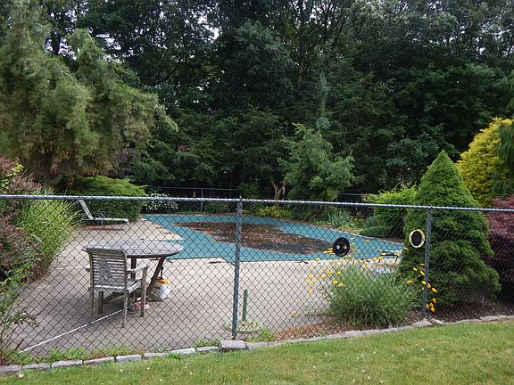 2nd image of 51 Holly Hill Ln #House