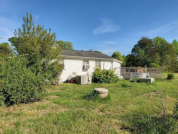 3rd image of 955 Sonny Ln
