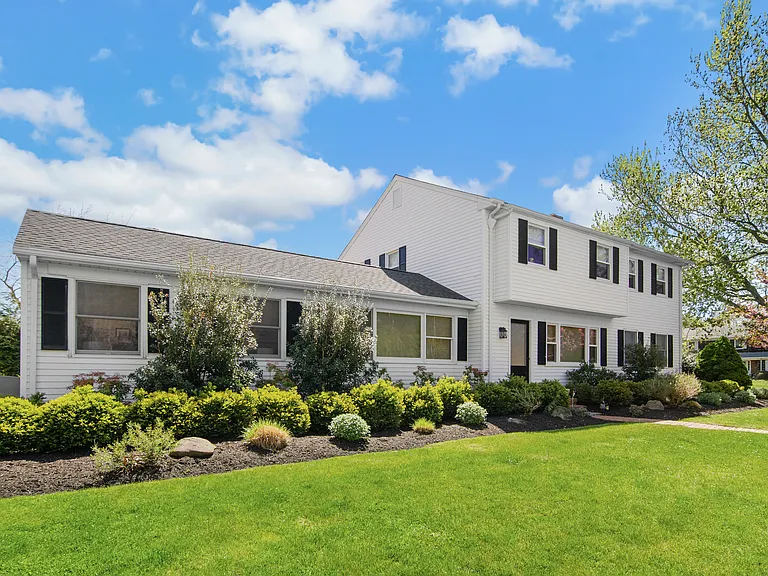 4 Hampton Harbor Rd — Photo 2