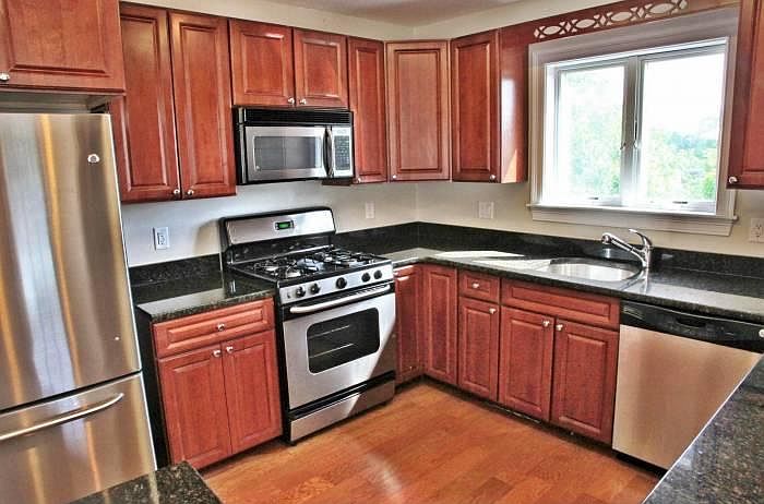Kitchen: Granite, Stnless