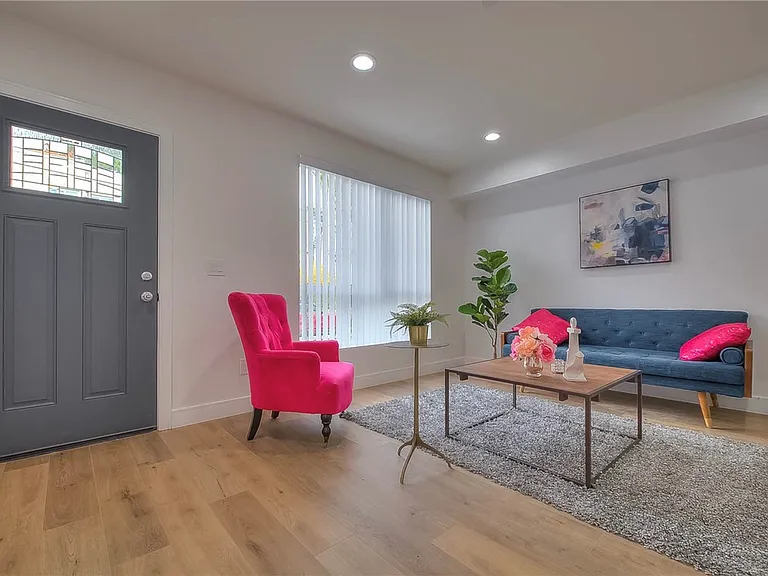 11722 Hamlin St — Photo 6