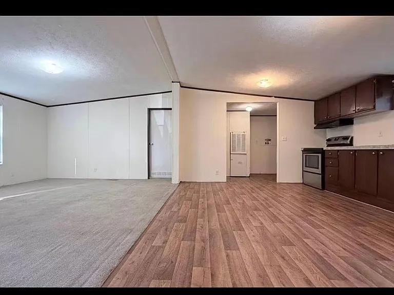 1430 W Howard Ln — Photo 3